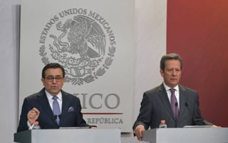 Muro. El secretario de Economía, Ildefonso Guajardo y vocero del Gobierno,Eduardo Sánchez. (NOTIMEX)