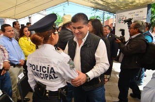 Desarrollo. El gobernador Miguel Riquelme Solís entregó patrullas a las corporaciones policíacas de Frontera y Monclova.