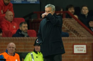 El entrenador del Manchester United, José Mourinho, durante el partido de ayer en Inglaterra. (EFE)