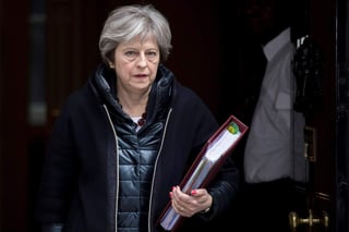 La primera ministra Theresa May afirmó que los diplomáticos de la embajada de Rusia tienen una semana para irse del Reino Unido. (EFE)