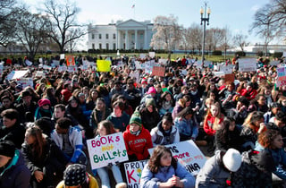 Miles de estudiantes se congregaron en la avenida Pensilvania frente a la Casa Blanca, portando carteles coloridos y gritando consignas en apoyo al control de armas. (AP)