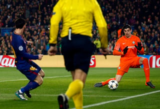 Los goles de Lionel Messi le pasaron por en medio de las piernas al portero belga Thibaut Courtois. (AP)
