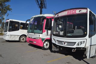 Pasaje. Dos de los cuatro autobuses de la Ruta Rosa de Torreón que no funcionan se encuentran al exterior del Edificio Coahuila. (EL SIGLO DE TORREÓN)
