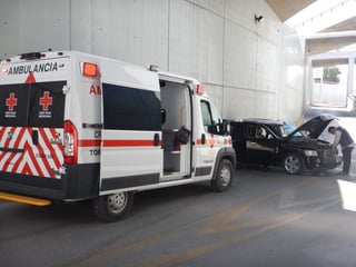 Atención. Paramédicos de la Cruz Roja acudieron al lugar para atender a los ocupantes el vehículo. (EL SIGLO DE TORREÓN)