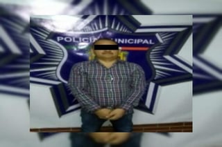 El detenido es Luis 'N', de 47 años de edad, quien fue asegurado por los agentes de la policía municipal de Gómez Palacio en una institución bancaria. (Cortesía)