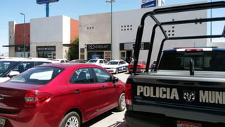 El incidente se registró a las afueras del local número 15 de la plaza comercial ubicada en el número 5500 del periférico Raúl López Sánchez. (EL SIGLO DE TORREÓN)