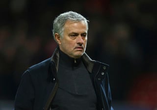 El técnico de Manchester United José Mourinho sale de la cancha tras el final del duelo de octavos de final de la Liga de Campeones contra Sevilla. 