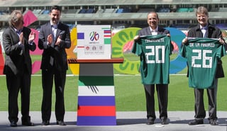 El gobierno mexicano presentó la documentación para la solicitud oficial para ser sede de la Copa Mundial de Futbol en el 2026, junto con Estados Unidos y Canadá.