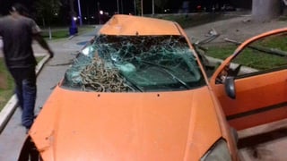 El vehículo Ford Focus modelo 2012 de color naranja, se desplazaba sobre los carriles con orientación de Torreón a Lerdo cuando el conductor perdió el control de la unidad.(EL SIGLO DE TORREÓN) 