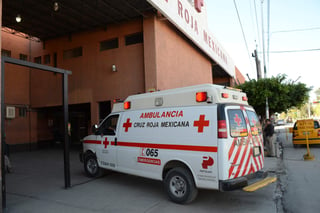 El afectado tuvo que ser llevado de urgencia un hospital de la localidad, paramédicos de la Cruz Roja lo atendieron en el sitio y lo ingresaron al centro médico. (ARCHIVO)