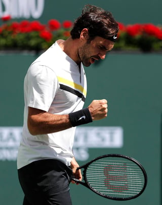 El suizo Roger Federer le puso sufrimiento a las semifinales del primer Masters 1000 del año, que se juega en Indian Wells, luego de tener que remontar un primer set adverso ante el croata Borna Coric. (EFE)