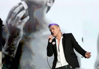 El británico Morrissey llegó al escenario principal para ofrecer 70 minutos efectivos de rock&roll ante una audiencia que se le entregó desde la primera canción. (EL UNIVERSAL)