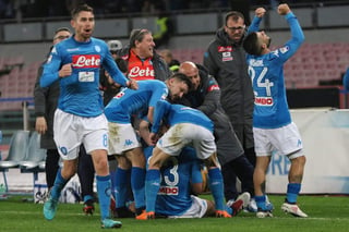 Los jugadores del Napoli celebran el único tanto del juego, obra de Raúl Albiol. (EFE)