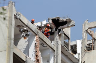Trabajos. En puntos de la Ciudad de México continúa el derribo de edificios afectados.