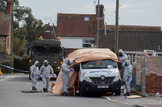 Cuidado. Personal del escuadrón Halcón del Ejército británico protegen un vehículo contaminado con el agente químico.