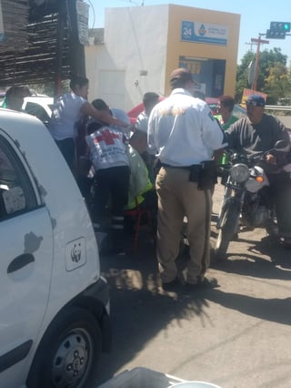 Paramédicos de la Cruz Roja acudieron al lugar para atender al tripulante de la motocicleta, mismo que fue identificado como Víctor Hugo 'N' de 33 años de edad.  (EL SIGLO DE TORREÓN)