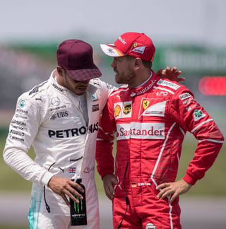 Lewis Hamilton (i) y Sebastian Vettel (d) tienen una dura rivalidad en los circuitos de la Fórmula Uno. (Archivo)