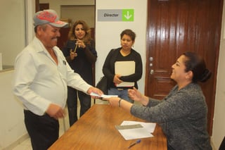 Entrega. La alcaldesa Ana Isabel Durán entregó los cheques a cada uno de los trabajadores municipales. (EL SIGLO DE TORREÓN)
