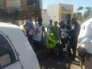 Atención. Paramédicos de la Cruz Roja acudieron al lugar para atender a la persona lesionada. (EL SIGLO DE TORREÓN)