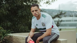 Javier Hernández posa con la nueva playera de visitante que usará México en el Mundial de Rusia 2018. (Cortesía)