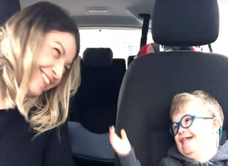 El clip imita el famoso segmento en que celebridades cantan canciones en un auto, llamado Carpool Karaoke. (INTERNET)