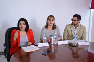 Capacitación. Connie Fuentes, Claudia Murillo y Roberto Giacomán anuncian taller de Equidad de Género. (FERNANDO COMPEÁN)