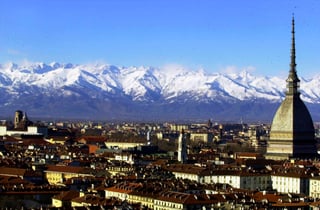 Una vista de Turín, Italia, con la Mole Antonelliana, a la derecha, y los Alpes al fondo es vista en esta foto de diciembre del 2005. (AP)
