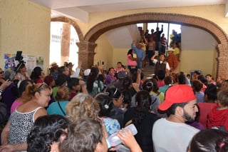 Plantón. Un numeroso grupo de antorchistas volvieron a acudir a la presidencia municipal para pedir respuesta a sus peticiones. (EL SIGLO DE TORREÓN/MARY VÁZQUEZ)