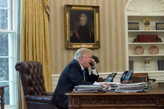 No quedó claro si Trump leyó los informes preparados para él por su equipo de seguridad nacional antes de la llamada. (ARCHIVO)