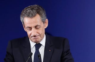 Sarkozy acudió el martes por la mañana ante los investigadores que tratan de determinar si la campaña presidencial que le llevó al Elíseo recibió dinero del entonces líder libio Muamar Gadafi. (ARCHIVO)
