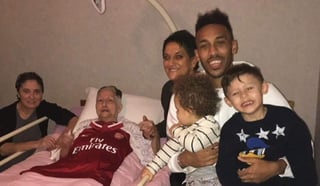 El gabonés llevó una playera de los 'Gunners' a su abuela tras confirmase su fichaje por los londinenses. (Instagram)