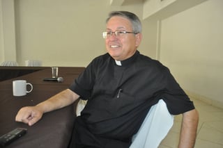 Invitación. El padre Sergio Aguirre Gutiérrez, responsable de la Pastoral de Vida, dio los pormenores de la caminata. (GUADALUPE MIRANDA)