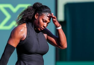 Serena Williams sigue sin retomar su nivel y cayó 6-3, 6-2 ante Naomi Osaka en el Abierto de Miami. (EFE)