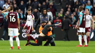 Cinco aficionados cruzaron las vallas de seguridad para encararse con algunos jugadores del West Ham en el partido ante Burnley. (Cortesía)