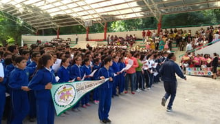 En Lerdo, se reunieron alrededor de dos mil personas, principalmente alumnos de diferentes instituciones educativas de este municipio, así como de Gómez Palacio. (EL SIGLO DE TORREÓN) 