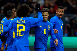 Coutinho celebra su gol ante Rusia con los compañeros.