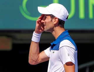 Novak Djokovic sigue sin poder encontrar su nivel y cayó 6-3 y 6-4 ante Benoit Paire. (EFE)
