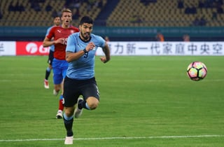 El delantero de Uruguay Luis Suárez pelea un balón con Patrik Schick (detrás), de la República Checa, en partido del cuadrangular China Cup. 