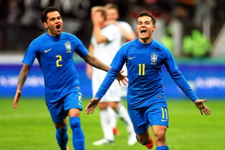 El jugador brasileño Philippe Coutinho (dcha) celebra con Dani Alves el gol conseguido durante el partido amistoso disputado ante Rusia, en el estadio Luzhnikí, de Moscú. (EFE)