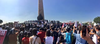 La movilización comenzó en la Glorieta de Niños Héroes, donde los manifestantes colocaron una gran manta con el mensaje: 'Glorieta de las y los desaparecidos'. (ESPECIAL)