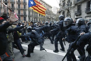 Miembros de los Mossos d'Esquadra impiden el paso de manifestantes en las inmediaciones de la Delegación del Gobierno en Cataluña. (EFE)