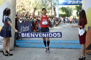 Axel Romo Sifuentes fue el ganador de la rama varonil con un tiempo de 19:55. (EL SIGLO DE TORREÓN)
