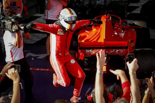 Sebastian Vettel celebra luego de obtener la victoria en el Gran Premio de Australia, donde superó a Lewis Hamilton por poco más de cinco segundos. (EFE)