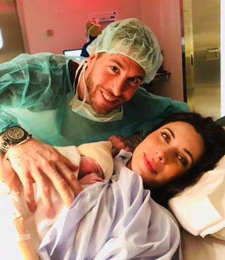El jugador español y su esposa contentos por la llegada de su tercer hijo. (TWITTER)
