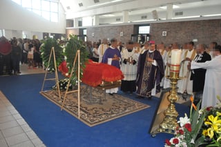 Funeral. Ayer, el obispo Luis Martín Barraza ofreció una misa por el último adiós del padre Miguel Ángel Cervantes. (GUADALUPE MIRANDA)