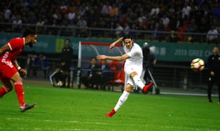 El delantero de Uruguay Edinson Cavani golpea al balón en la final de la segunda edición de la China Cup. Gol de Cavani da a Uruguay título de torneo en China