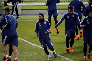 El delantero de la selección argentina Lionel Messi durante un entrenamiento realizado en la Ciudad Deportiva de Valdebebas, donde el equipo preparó el partido amistoso que disputará contra España. (EFE)
