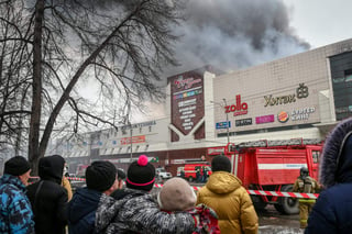 Al menos 64 personas fallecieron, 40 de ellos niños y adolescentes, y 69 más resultaron heridas por el incendio registrado la tarde del domingo pasado en el centro comercial de Zimniaya Vishnia de la ciudad de Kémerovo. (EFE)