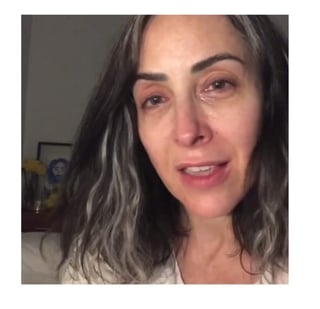 Adriana Lavat compartió en su cuenta de Instagram un video en el que habla del fuerte dolor que siente debido a que padece fibromialgia. 