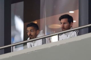 Molestias musculares impidieron que Lionel Messi (d) jugara ante España. (AP)